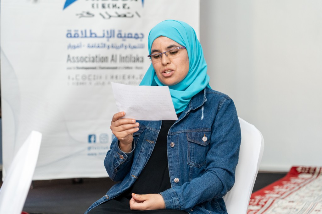 Participant reading workshop documents — Association Al Intilaka Afourar