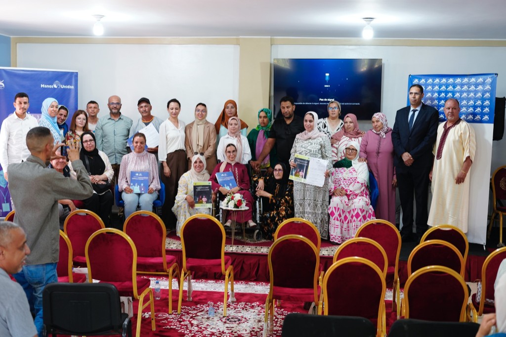 assurif signing ceremony — beneficiaries with their support documents