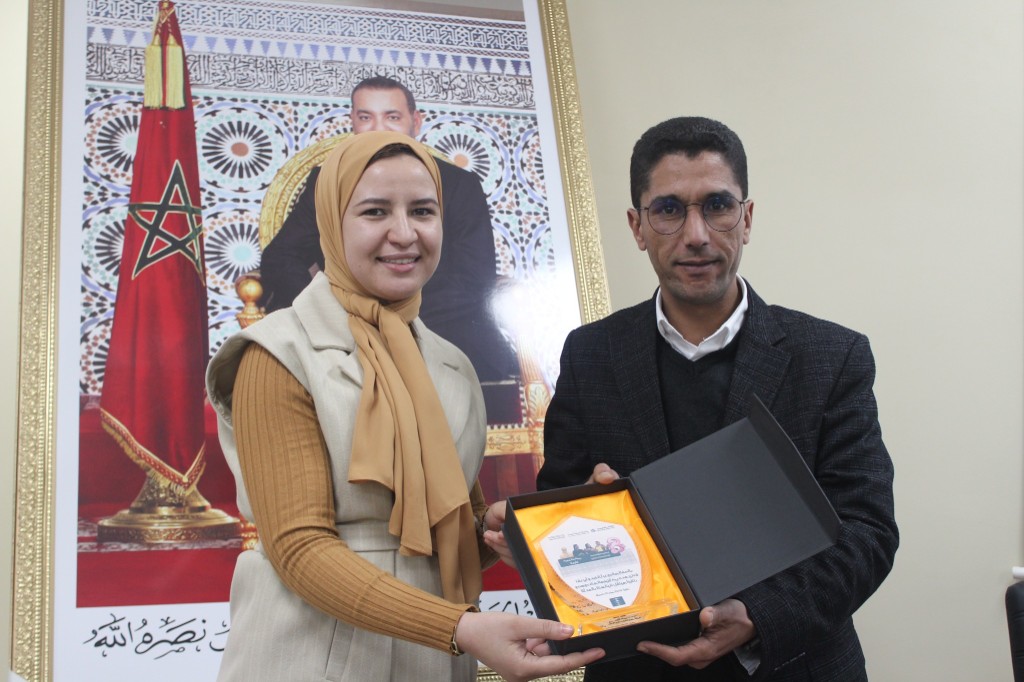 Plaque presentation to participants